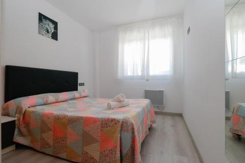 Ein Bett oder Betten in einem Zimmer der Unterkunft Apartamentos Araco 3000