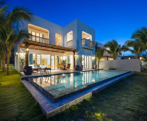 Villa con piscina frente a una casa en Stelia Beach Resort en Tuy Hoa