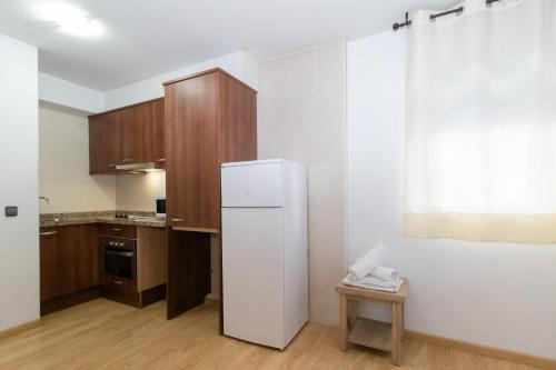  Apartamentos Araco 3000 -  Room  picture :   TV    Kitchenette    Refrigerator                           