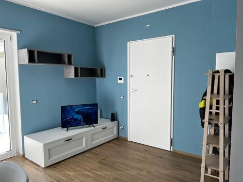 un soggiorno blu con TV e scala; di Per Antiqua Itinere a Ostia Antica