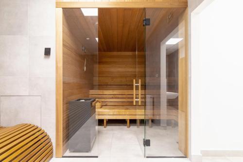 bagno con panca in legno in camera di Cozy Studio Apartments Sauna & AC Kraków by Renters a Cracovia