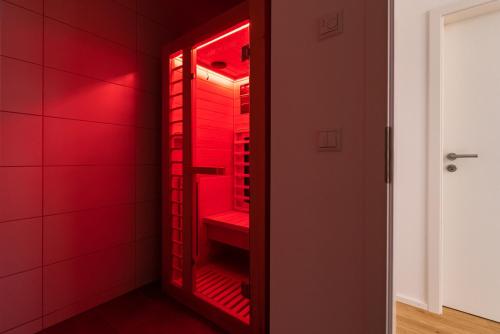 um andar vermelho no armário com luzes vermelhas em Ferienwohnung Feldberg Schwarzwald em Feldberg