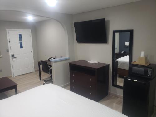 Una televisión o centro de entretenimiento en Cotulla Executive Inn