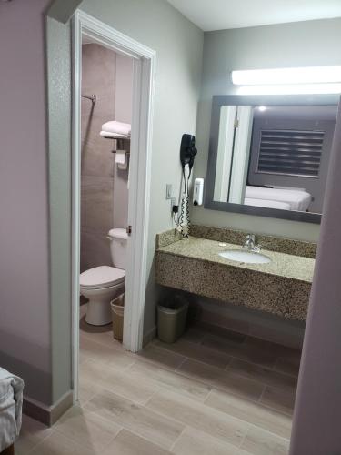 Un baño de Cotulla Executive Inn