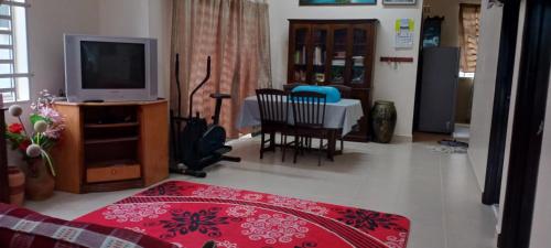 Televízia a/alebo spoločenská miestnosť v ubytovaní Qaseh Aishah