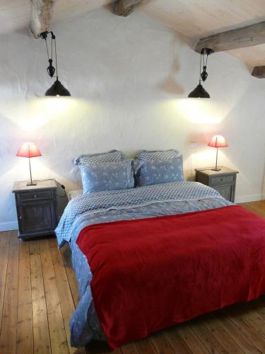 une chambre avec un lit avec deux lampes sur deux tables dans l'établissement La Ferme des 5 Chemins, à Noirmoutier-en-l'lle