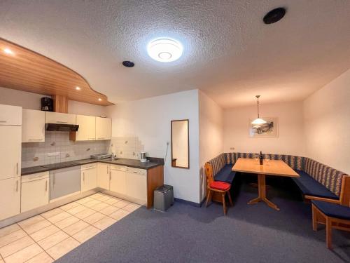 kuchnia i jadalnia ze stołem i krzesłami w obiekcie Apartment Appartment Wildmoos-2 by Interhome w Solden