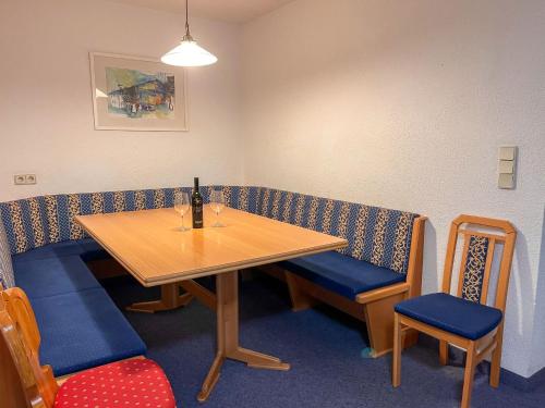 jadalnia ze stołem i niebieskimi krzesłami w obiekcie Apartment Appartment Wildmoos-2 by Interhome w Solden
