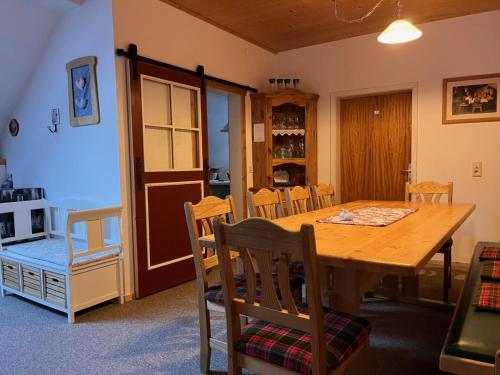 uma sala de jantar com uma mesa de madeira e cadeiras em Apartment Knaushof - RMU200 by Interhome em Ramsau am Dachstein