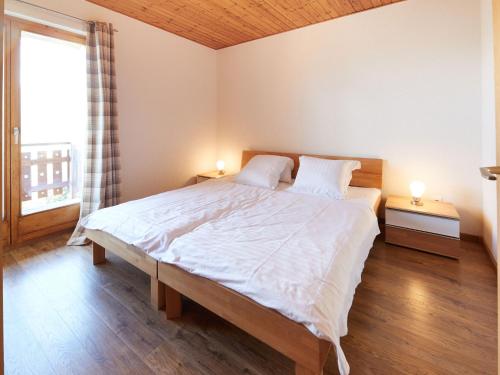 Ένα ή περισσότερα κρεβάτια σε δωμάτιο στο Chalet Edelweiss by Interhome