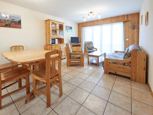 cocina y sala de estar con mesa y sillas en Apartment Sérandes 9 by Interhome, en Les Collons