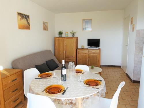 salon ze stołem i kanapą w obiekcie Apartment Les Balcons de la Méditerranée-2 by Interhome w mieście Narbonne-Plage