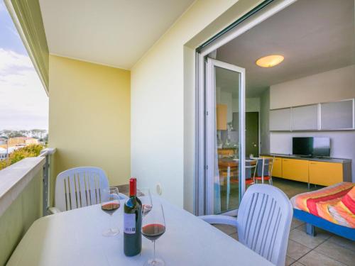 ドゥナ・ヴェルデにあるApartment Robinia-Pinetine-3 by Interhomeのワイングラス付きのテーブルが備わる客室です。