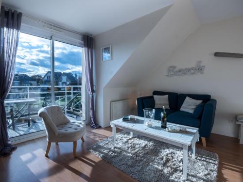 uma sala de estar com um sofá e uma mesa em Apartment Marjolaine - PFE104 by Interhome em Pléneuf-Val-André