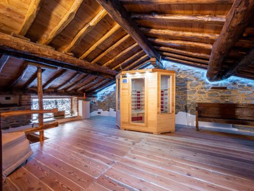 Habitación con suelo de madera y banco de madera. en Holiday Home Casa Ivan by Interhome en Noasca