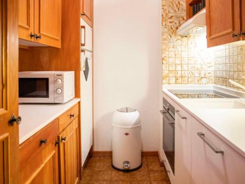 eine kleine Küche mit einem Mülleimer auf dem Boden in der Unterkunft Apartment Opale 4 by Interhome in Villars-sur-Ollon
