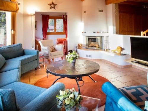 - un salon avec des canapés bleus et une table dans l'établissement Chalet Chalet Petit Pont by Interhome, à Villars-sur-Ollon