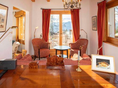 Chalet Chalet Petit Pont by Interhome في فيلار سور أولون: غرفة معيشة مع أريكة وكراسي وطاولة