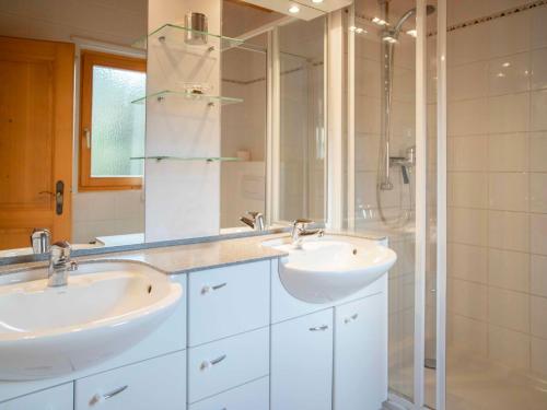 Un baño de Chalet Chalet Petit Pont by Interhome