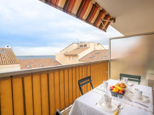 une table avec un bol de fruits sur un balcon dans l'établissement Apartment Le Capitole-8 by Interhome, à Fréjus