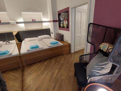 1 dormitorio pequeño con 1 cama y 1 silla en Apartment Inner City by Interhome, en Viena