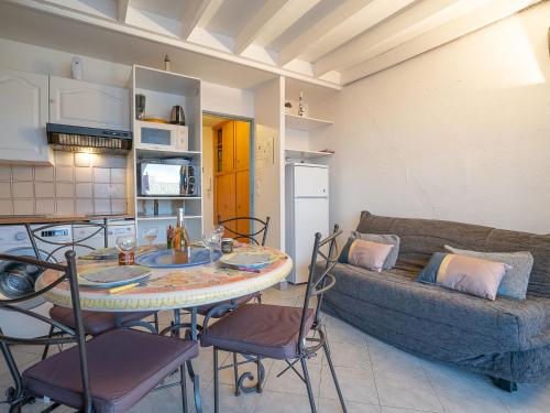 un salon avec une table et un canapé dans l'établissement Apartment Le Capitole-8 by Interhome, à Fréjus