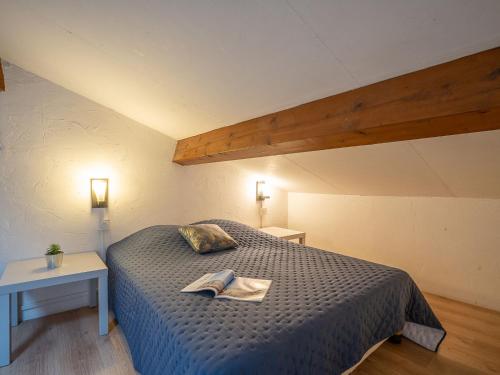 - une chambre avec un lit doté d'une couette bleue et d'une table dans l'établissement Apartment Le Capitole-8 by Interhome, à Fréjus