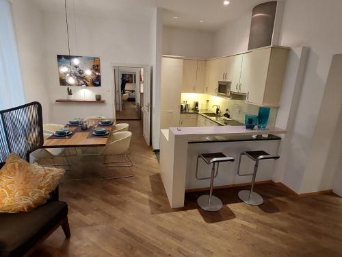 cocina y sala de estar con mesa y barra. en Apartment Inner City by Interhome, en Viena