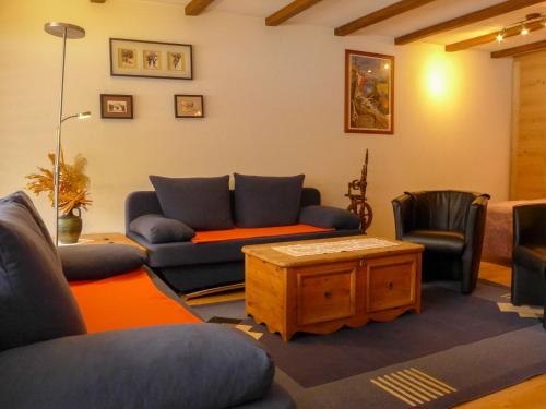 een woonkamer met een bank, stoelen en een tafel bij Apartment Matten - Utoring-18 by Interhome in Zermatt