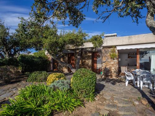 Cette maison en pierre dispose d'un jardin et d'une terrasse. dans l'établissement Holiday Home Village Les Fourches by Interhome, à Cabasson
