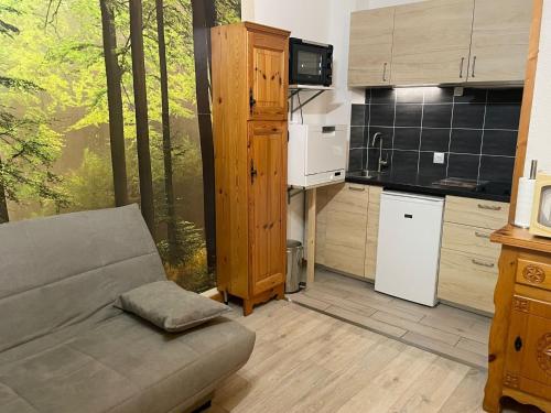 un salon avec un canapé et une cuisine dans l'établissement Apartment Le Savoisien by Interhome, à Chamonix-Mont-Blanc