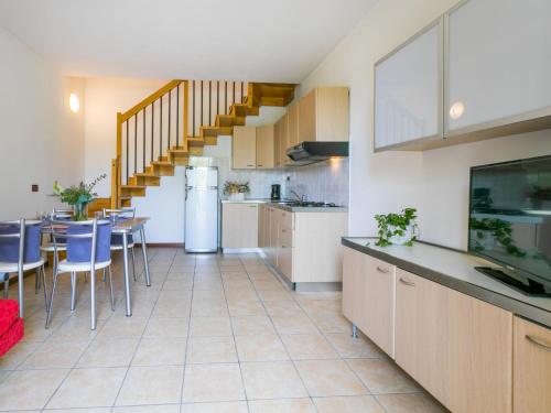 A kitchen or kitchenette at Apartment Robinia-Pinetine-2 by Interhome