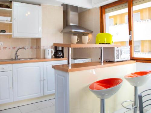 cocina con armarios blancos y encimera con fregadero en Apartment Playsol-2 by Interhome, en Calpe