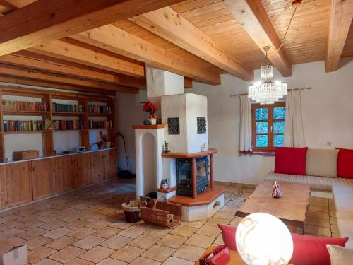 una gran sala de estar con chimenea en una casa en Holiday Home Waldhaus by Interhome, en Fernsdorf