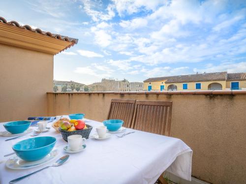 une table avec un bol de fruits sur un balcon dans l'établissement Apartment Port Quiétude-1 by Interhome, à Fréjus