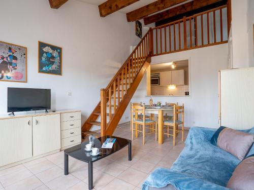 un salon avec un canapé et une table dans l'établissement Apartment Port Quiétude-1 by Interhome, à Fréjus