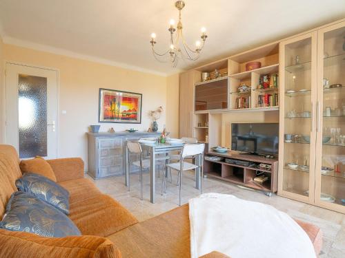 sala de estar con sofá y mesa en Apartment Le Grand Parc by Interhome, en Fréjus