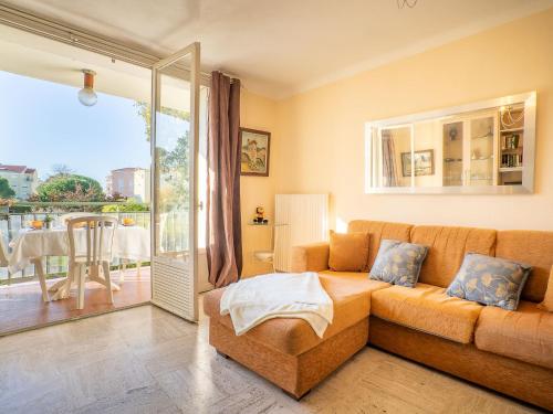 d'un salon avec un canapé et un balcon. dans l'établissement Apartment Le Grand Parc by Interhome, à Fréjus