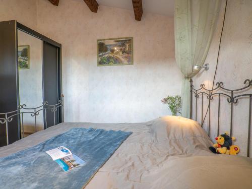 - une chambre avec un lit et un ours en peluche dans l'établissement Holiday Home Les Troenes by Interhome, à Fréjus