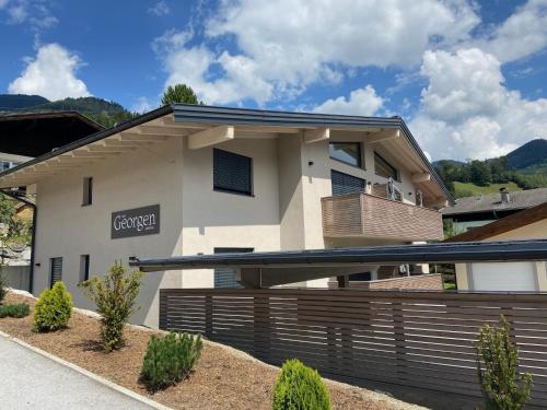 una casa con una valla delante en Apartment Das Georgen- Kitzsteinhorn by Interhome, en Fürstau