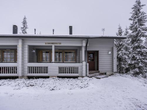 ルカにあるHoliday Home Rukannaava 1b - 12 by Interhomeの雪の家