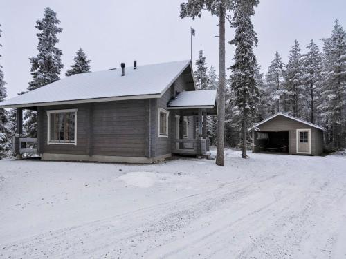 mały domek na śniegu przed drzewami w obiekcie Holiday Home Ihtingin koskikara by Interhome w mieście Ruka