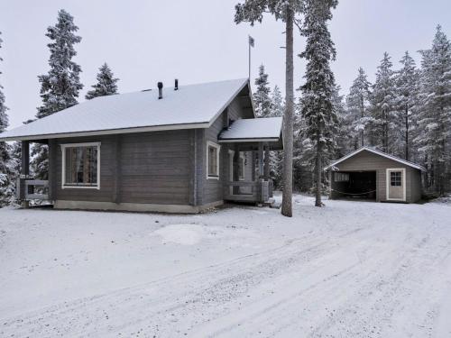 ein kleines Haus im Schnee vor Bäumen in der Unterkunft Holiday Home Ihtingin koskikara by Interhome in Ruka