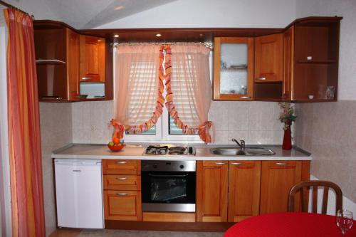 Kjøkken eller kjøkkenkrok på Apartments Jelena