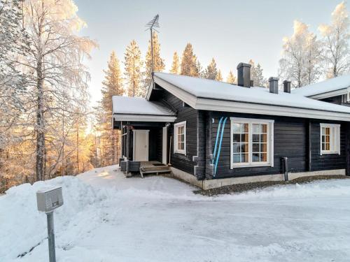ユッラスヤルヴィにあるHoliday Home Lomaylläs b39 -suppapolku 6b by Interhomeの地面に雪が積もった森の小屋