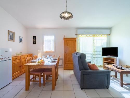 cocina y sala de estar con mesa y silla en Apartment Jardins de Pontaillac-1 by Interhome en Pontaillac