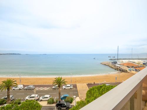 une vue sur la plage depuis le balcon d'un condo dans l'établissement Studio Le Capitole-6 by Interhome, à Fréjus