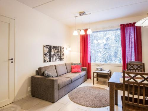 sala de estar con sofá y ventana en Holiday Home Yllästar 3 as 605 by Interhome en Äkäslompolo