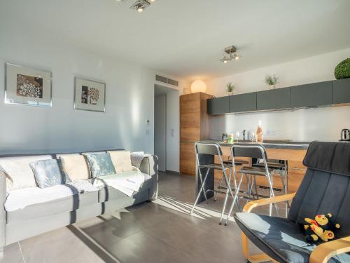 ein Wohnzimmer mit 2 Sofas und einer Küche in der Unterkunft Apartment Rive Gauche by Interhome in Fréjus