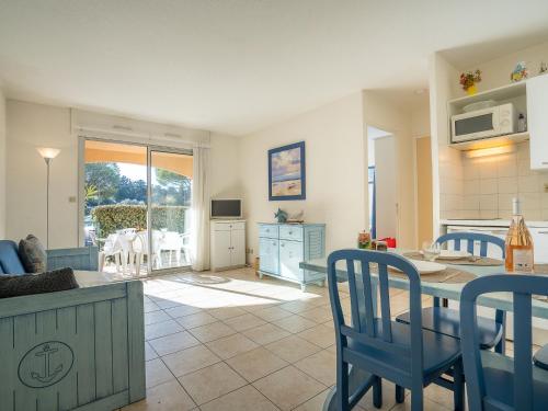 une cuisine et un salon avec une table et des chaises dans l'établissement Apartment Le Lagon Bleu-5 by Interhome, à Fréjus